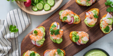 Crostinis à la crème de guacamole et crevettes