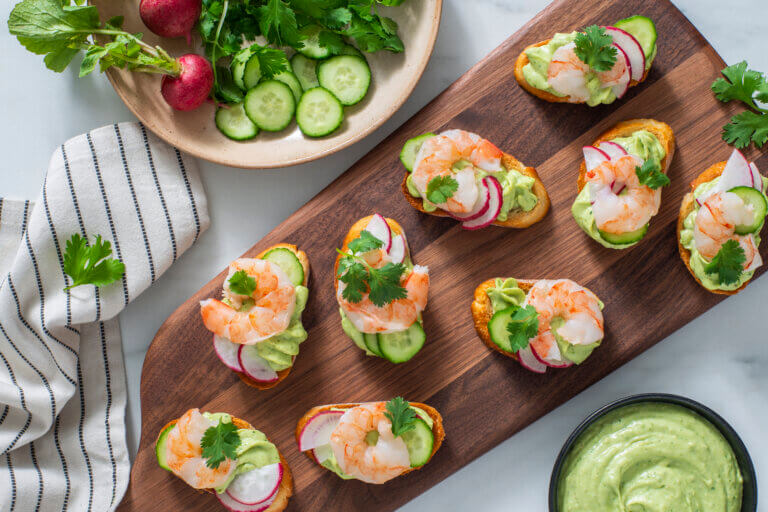 Crostinis à la crème de guacamole et crevettes