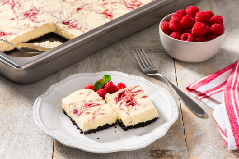 Barres au mousse chocolat blanc et aux framboises